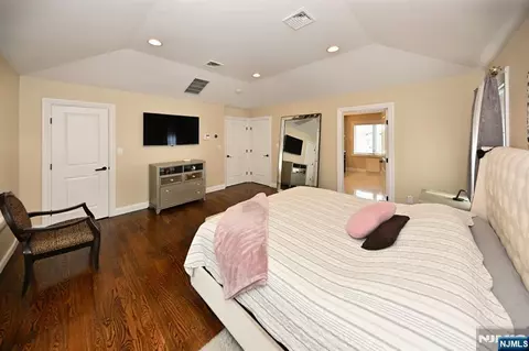 Bedroom - 106 Arnot Pl, Paramus, NJ 07652 photo 2 of 5