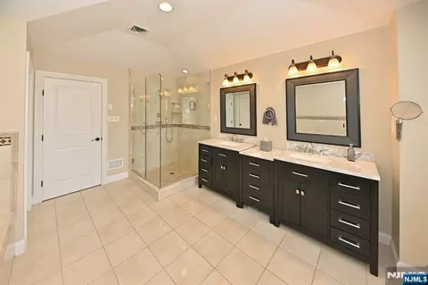 Bath - 106 Arnot Pl, Paramus, NJ 07652 photo 3 of 6