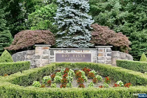 34 Crocker Mansion Dr, Mahwah, NJ 07430
