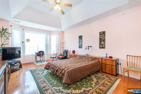 9 Cliff Rd, Woodland Park, NJ 07424