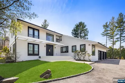 1 Hemlock Dr, Cresskill, NJ 07626