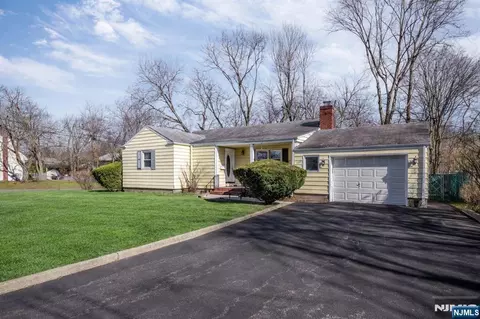 704 Evans St, Paramus, NJ 07652