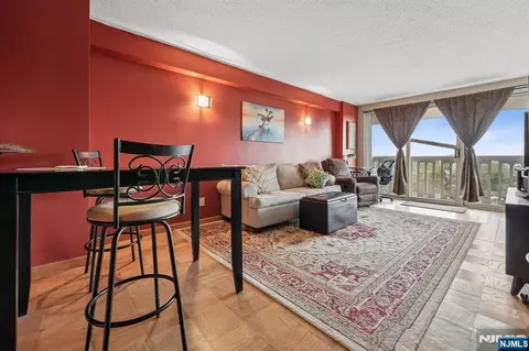555 North Ave #8W, Fort Lee, NJ 07024