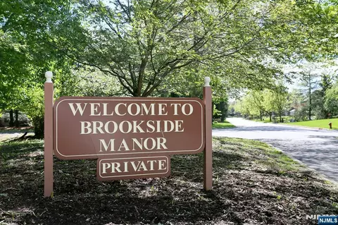 16 Sandburg Ct, Mahwah, NJ 07430