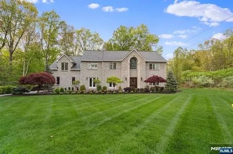 7 Orchard Ln, Old Tappan, NJ 07675