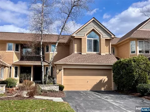 5 Sugar Maple Ln, Hamburg, NJ 07419