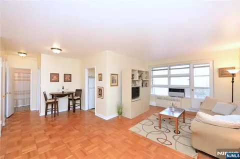 5 Roosevelt Pl #2B, Montclair, NJ 07042