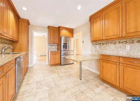 Kitchen - 274 Seton Hall Dr, Paramus, NJ 07652 photo 2 of 4