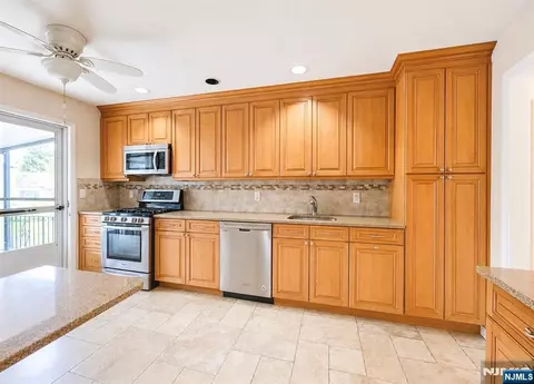 Kitchen - 274 Seton Hall Dr, Paramus, NJ 07652 photo 3 of 4