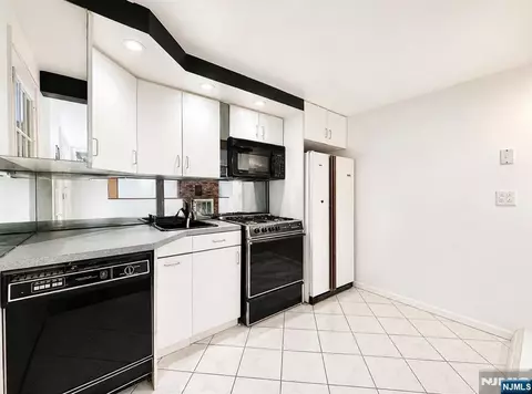Kitchen - 274 Seton Hall Dr, Paramus, NJ 07652 photo 4 of 4