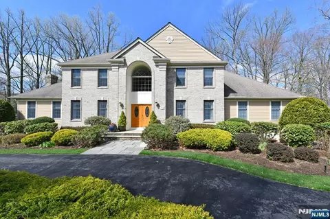 34 Walsh Dr, Mahwah, NJ 07430