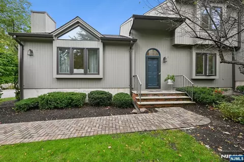 8 Sherwood Dr, Mountain Lakes, NJ 07046