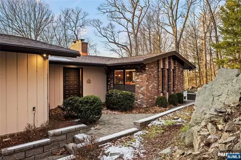 8 Brush Hill Rd, Kinnelon, NJ 07405