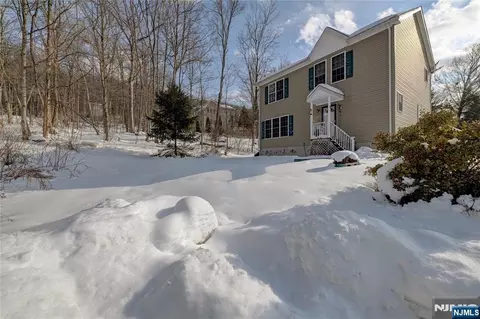6 Hudson Ave, Oak Ridge, NJ 07438