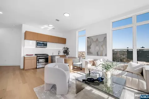 649 38th St #502, Union City, NJ 07087