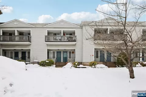 25 Willow Wood Sq #25, East Rutherford, NJ 07073