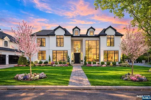 2 Maple St, Englewood Cliffs, NJ 07632