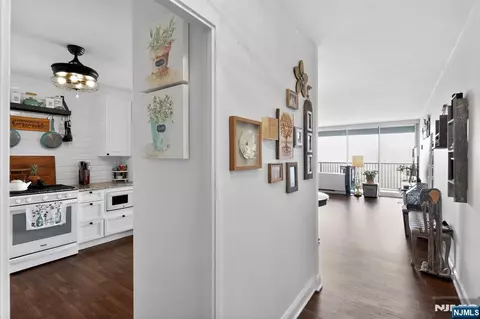 6 Horizon Rd #1704, Fort Lee, NJ 07024