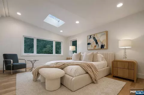 Bedroom - 46 Overlook Rd, Alpine, NJ 07620 photo 1 of 3
