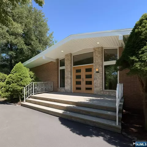 46 Overlook Rd, Alpine, NJ 07620