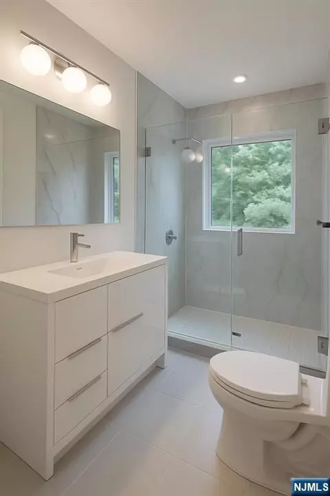 Bath - 46 Overlook Rd, Alpine, NJ 07620 photo 2 of 3