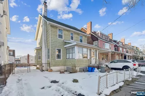 96-98 Beaumont Pl, Newark, NJ 07104