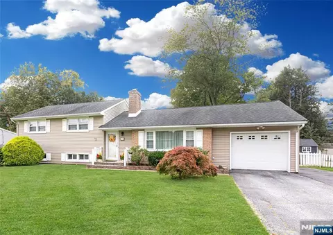 100 Eyland Ave, Succasunna, NJ 07876