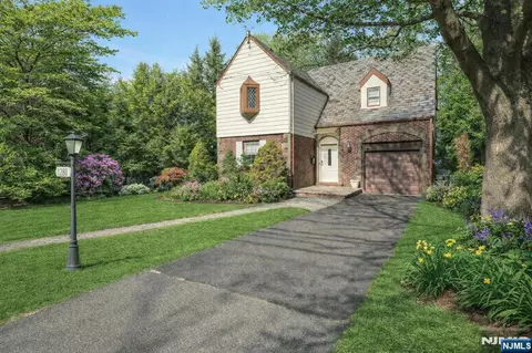 1280 Sussex Rd, Teaneck, NJ 07666