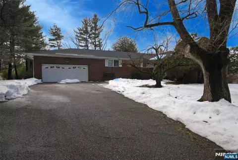 28 Overlook Rd, Little Falls, NJ 07424