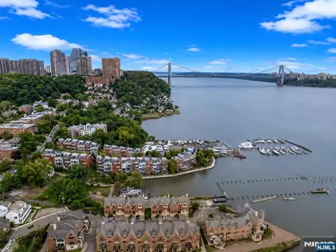 22 Vela Way, Edgewater, NJ 07020