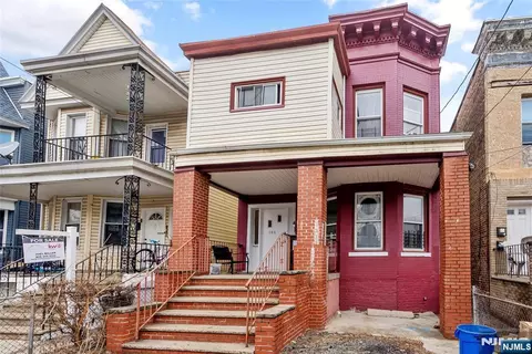104 Wegman Pkwy, Jersey City, NJ 07305