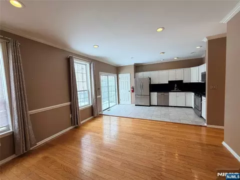 Living - 123 Bobolink Ct, Wayne, NJ 07470 photo 8 of 11