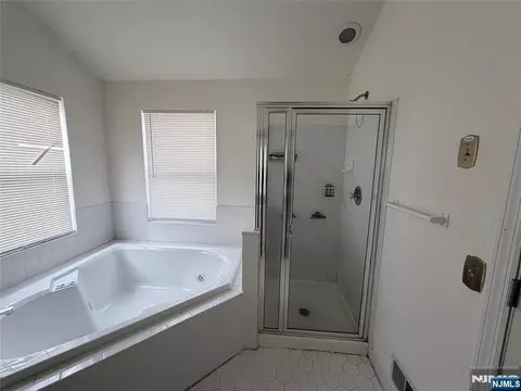 Bath - 123 Bobolink Ct, Wayne, NJ 07470 photo 3 of 6