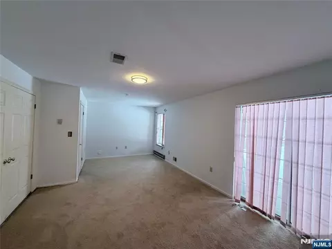 Living - 123 Bobolink Ct, Wayne, NJ 07470 photo 10 of 11