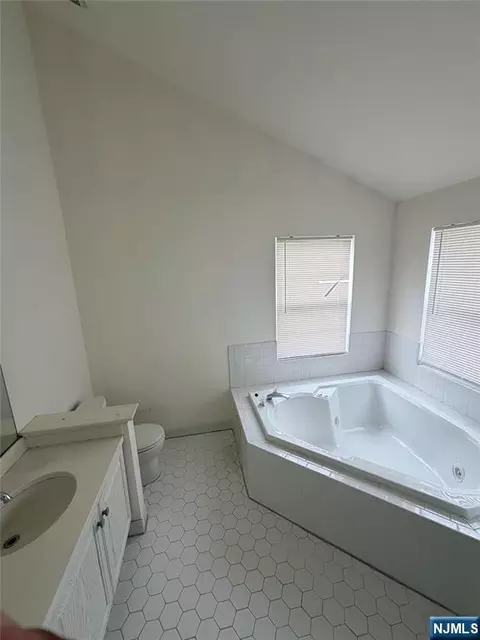 Bath - 123 Bobolink Ct, Wayne, NJ 07470 photo 4 of 6