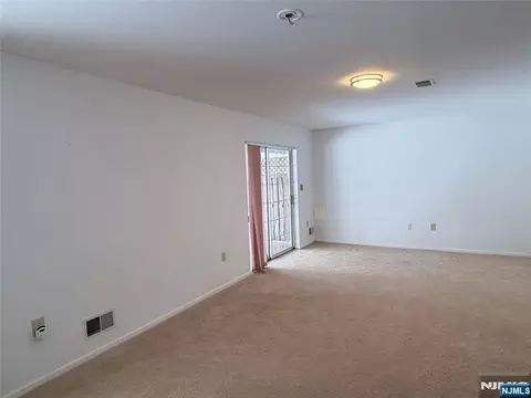 Living - 123 Bobolink Ct, Wayne, NJ 07470 photo 11 of 11