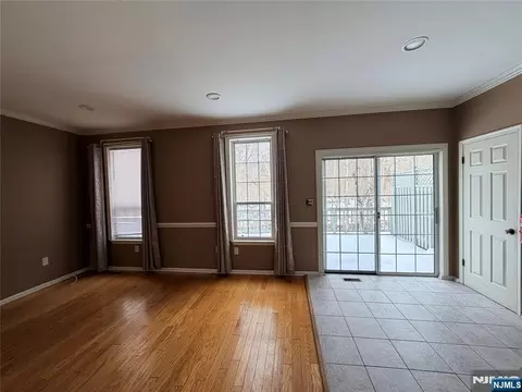 Living - 123 Bobolink Ct, Wayne, NJ 07470 photo 7 of 11
