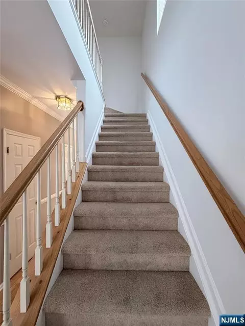 Entry Way - 123 Bobolink Ct, Wayne, NJ 07470 photo 2 of 2