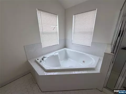 Bath - 123 Bobolink Ct, Wayne, NJ 07470 photo 2 of 6