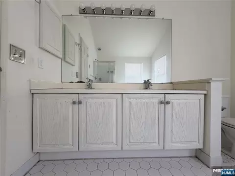Bath - 123 Bobolink Ct, Wayne, NJ 07470 photo 5 of 6