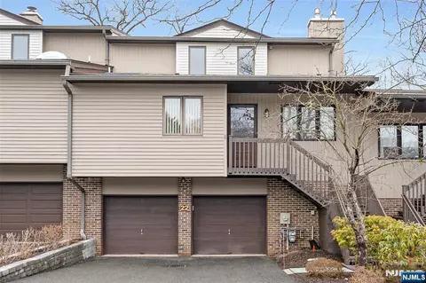 22 Peach Hill Ct, Ramsey, NJ 07446