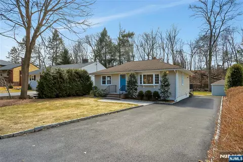 9 Sioux Ave, Oakland, NJ 07436