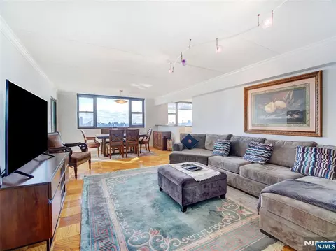 250 Gorge Rd #17L, Cliffside Park, NJ 07010