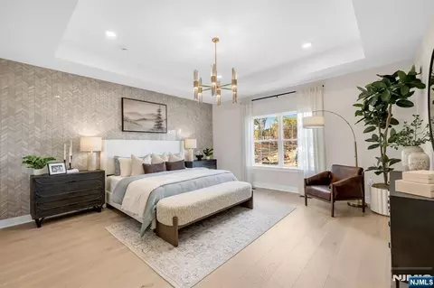 14 Belmont Pl, Oakland, NJ 07436