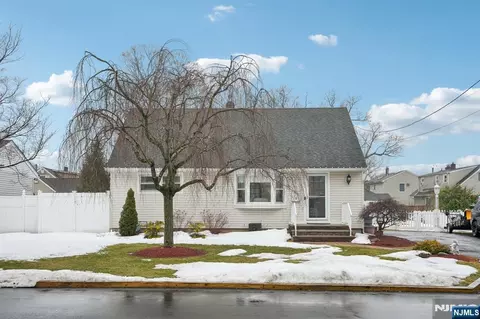 2 White Oak Ln, Wayne, NJ 07470