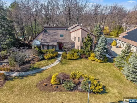 17 Brentwood Dr, North Caldwell, NJ 07006