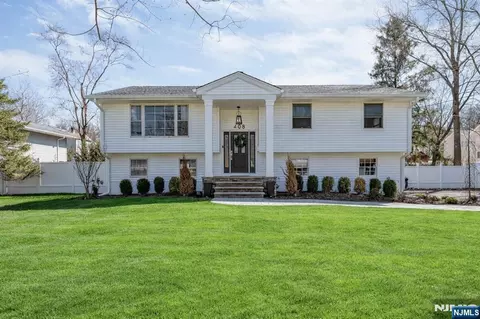408 Chelsea St, Paramus, NJ 07652