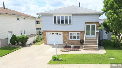 1033 Park Dr, Secaucus, NJ 07094