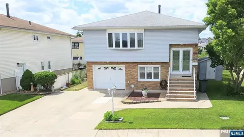 1033 Park Dr, Secaucus, NJ 07094