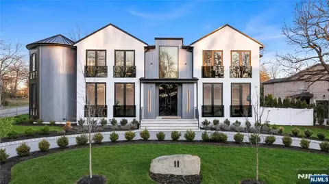 11 Roberts Rd, Englewood Cliffs, NJ 07632
